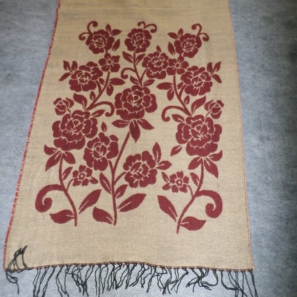 NEW  Reversible Wool Table Runner Red & Beige Floral design w/ fringe 70 x26 - Picture 6 of 7